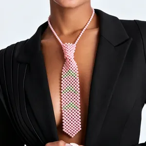 Collier cravate en perles roses unique avec motif chevron vert