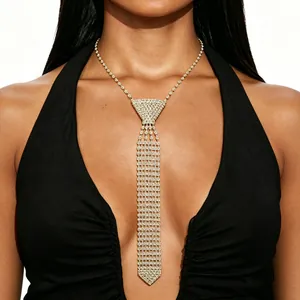 Gros plan détaillé d'un collier élégant en forme de cravate avec des strass étincelants