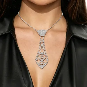Gros plan d'un collier cravate en strass étincelants sur un mannequin