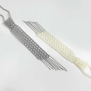 Vue détaillée de colliers élégants en forme de cravate en perles argentées et blanches