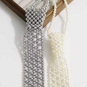 Gros plan détaillé de colliers cravates élégants en perles et perles argentées pour femme