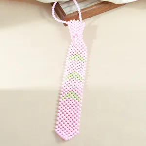 Vue détaillée d'un collier cravate en perles roses avec des finitions élégantes