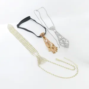 Élégant ensemble de colliers cravates en strass argentés et dorés sur fond blanc
