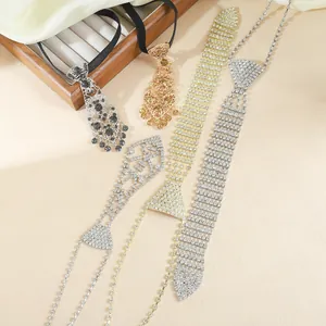 Vue détaillée de colliers en forme de cravate avec strass dans les tons argent et or.