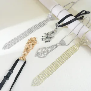 Colliers cravate en strass étincelants présentés en variantes argent, or et gris