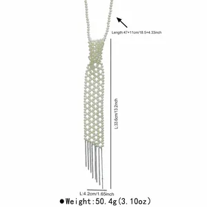 Détail montrant les paramètres de longueur et de poids d'un collier cravate en perles à glands.