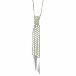 Vue détaillée du collier cravate en perles d'imitation avec d'élégants glands à franges
