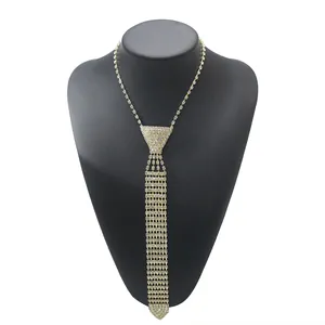 Détail d'un collier en forme de cravate incrusté de strass sur un présentoir noir