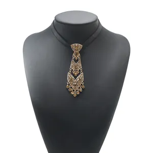 Élégant collier ras du cou doré avec un pendentif cravate en cristal ambre de style vintage