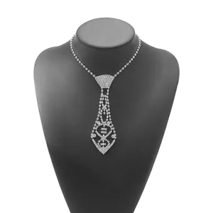 Détail d'un collier élégant en forme de cravate argentée avec strass brillants.
