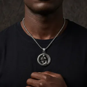 Detalle de primer plano del colgante de signo zodiacal Virgo en cadena de plata pura