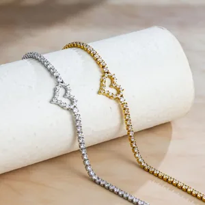 Détail de bracelets cœur minimalistes ornés de cristaux étincelants en or et argent.