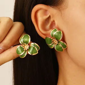 Orecchini a fiore in smalto verde minimalisti per donna con bordi dorati