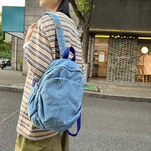 Mochila minimalista de mezclilla azul claro para mujer con un diseño casual de poca capacidad