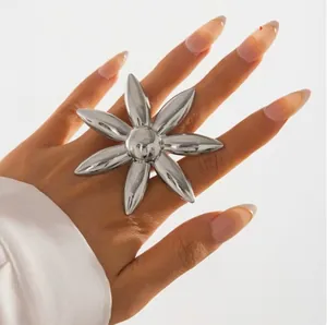 Gros plan détaillé d'une bague fleur de soleil métallique élégante sur une main