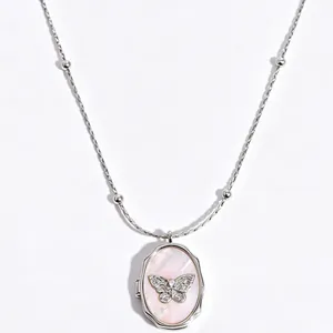 Collier médaillon papillon vintage argenté avec incrustation en nacre et détails CZ