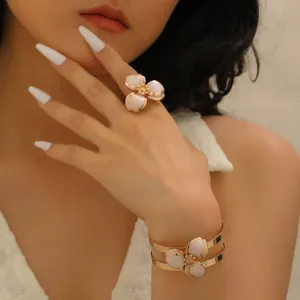 Elegante set di gioielli con anello a fiore e bracciale rigido dorato per le donne