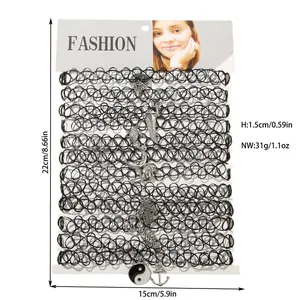Visuale dettagliata del set di 12 collane choker gotiche con vari ciondoli in lega
