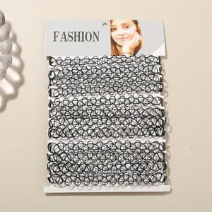 Una vista dettagliata di un set di collane choker gotiche nere su un supporto di carta