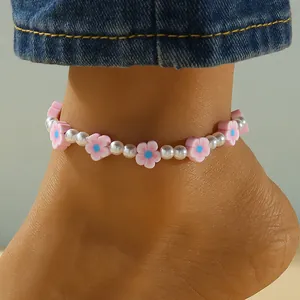 Tobillera de cuentas con flores de arcilla rosa y perlas artificiales