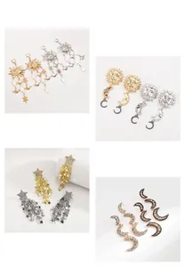 Dettaglio di orecchini pendenti vintage a stella e luna con strass brillanti eleganti