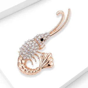 Broche homard élégante en or rose avec détails en strass clairs et œil noir brillant