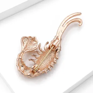Détail de la vue arrière d'une broche homard en or rose avec cristaux étincelants.