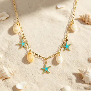 Primer plano detallado de un collar de cadena dorada con conchas y estrellas de mar azules