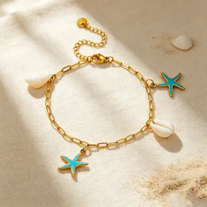 Detalle de los dijes de estrella de mar y caracol dorados en collar marino