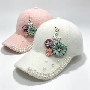 Gros plan de casquettes de baseball d'hiver avec fleurs, cerfs et perles élégantes
