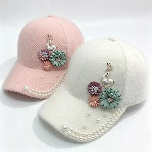 Casquettes de baseball d'hiver avec fleurs, cerfs et bordures en perles élégantes.