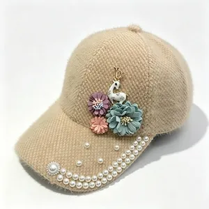 Détail des décorations faites main de perles et de cerf sur une casquette en tricot