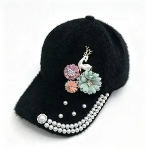 Vue détaillée de la casquette d'hiver noire en peluche avec fleurs et perles