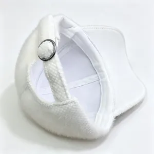 Gros plan de la doublure et de la boucle en métal d'une casquette en fausse fourrure