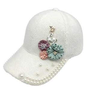 Élégante casquette de baseball d'hiver blanche avec fleurs, perles et décor de cerf