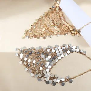 Dettaglio della collana a nappe con paillettes geometriche multistrato in oro e argento
