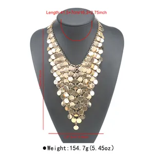 Vista dettagliata della collana boho dorata a più strati con frange di paillettes dorate