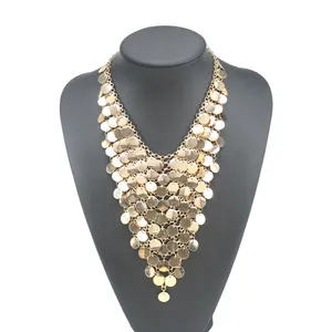 Collana statement con paillettes dorate da donna, elegante design geometrico a strati