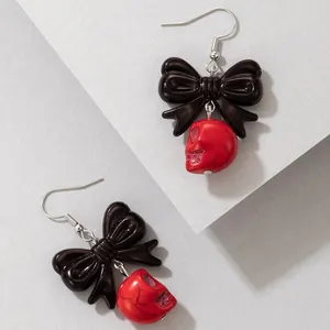Boucles d'oreilles gothiques à nœud noir et crâne rouge pour un look d'Halloween