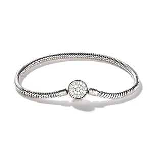 Detalle de pulsera de cadena de serpiente plata de 3 mm con cierre de cristales.