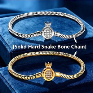 Primer plano de pulseras de cadena de serpiente de 3mm con cierre de amuleto de corona.