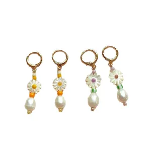 Orecchini a cerchio con ciondolo a margherita e perle d'acqua dolce naturali e perline.