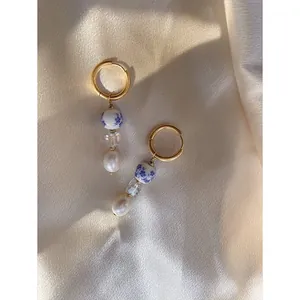 Eleganti orecchini a cerchio in porcellana bianca e blu con perle d'acqua dolce