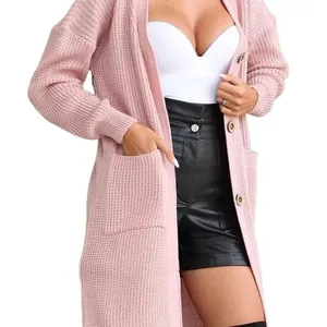 Lange rosa Strickjacke mit Holzknöpfen und Taschen in lockerer Passform für Damen