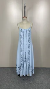 Élégante robe longue bleu clair à imprimé floral avec une silhouette ample et fluide