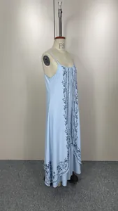 Vue latérale de la robe longue bleu clair montrant les détails de broderie florale