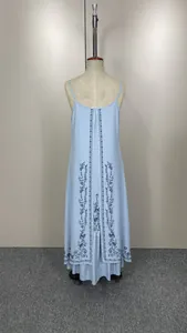 Détail du dos d'une robe longue bleu clair à bretelles avec imprimé floral élégant.
