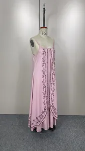 Vue détaillée d'une robe longue à bretelles rose avec motifs floraux sur un mannequin.