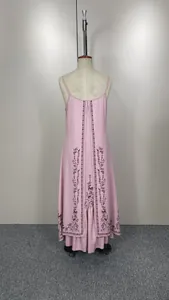 Vue arrière d'une robe longue rose avec broderie florale sur un mannequin de studio