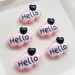 Vue détaillée de breloques en résine nuage rose avec cœur noir et texte Hello pour bricolage